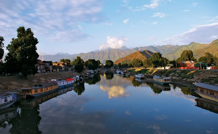 Jhelum River Srinagar for Kashmir tour package