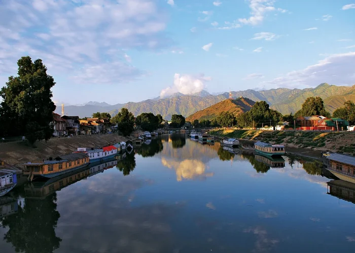 Jhelum River Srinagar for Kashmir tour package