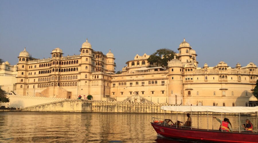 The Lake Pichola – Udaipur Jaipur Udaipur Mount Abu Tour, royal Rajasthan tour package, Rajasthan tour, Udaipur Jodhpur Jaisalmer Tour by Colorful Destinations India
